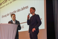 Moderator Karlheinz Beck mit Bürgermeister Dennis Eberle