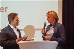 Moderator Karlheinz Beck beim Interview mit Sarah Schweizer MdL
