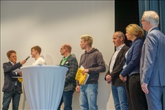 Moderator Karlheinz Beck interviewt Florian Baumann neben (von links) Marius Petters Vater, Jonas Bachmann, Lothar Hilgr, Sarah Schweizer und Edgar Wolff