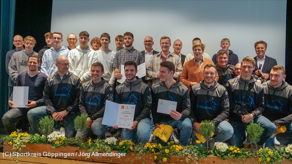 Gruppenbild des Teams des Jahres 2022 mit den Zweit- und Drittplatzierten Mannschaften